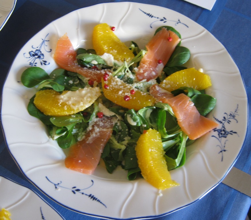 Feldsalat mit Lachs und Orangendressing