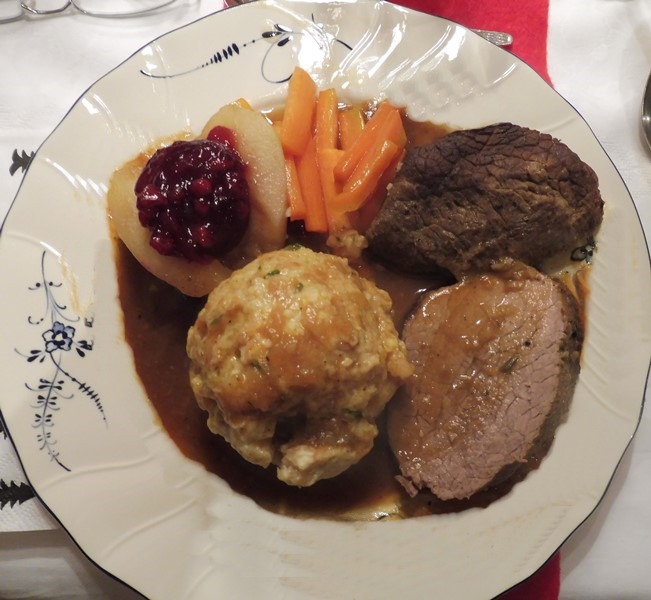 Rinderbraten mit Semmelknödeln und Preiselbeer-Birnen